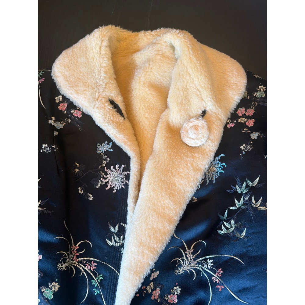 Vintage Jacket Black Floral Satin Faux Shearling Lined Embroidered Chinoiserie - Picture 2 of 5
